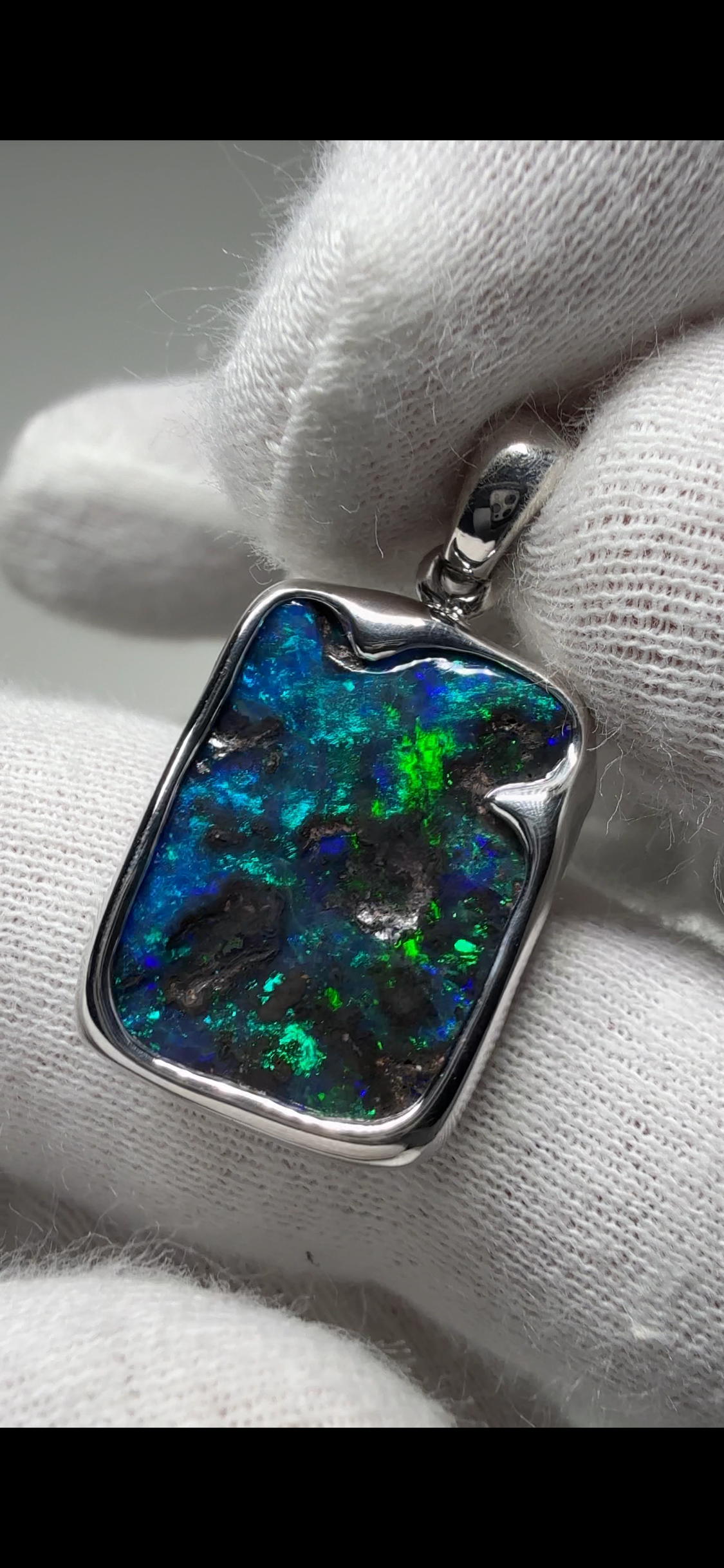 Boulder pendant BP18