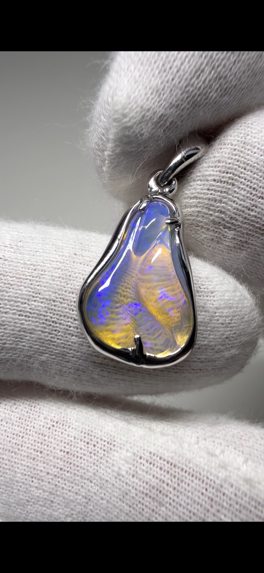 Lightning Ridge Carving pendant LR1