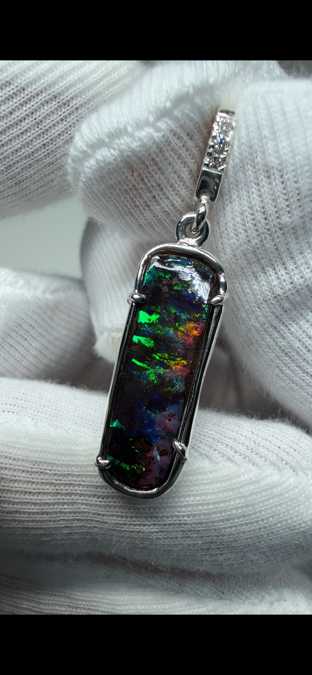 BOULDER PENDANT B11