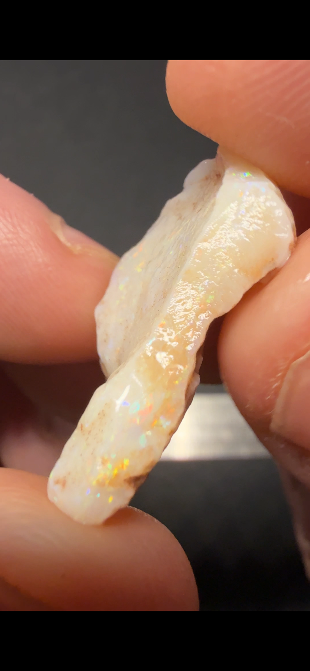 BEAUTIFUL COLOUR SINGLE STONE ROUGH 18.3CT ZHP12