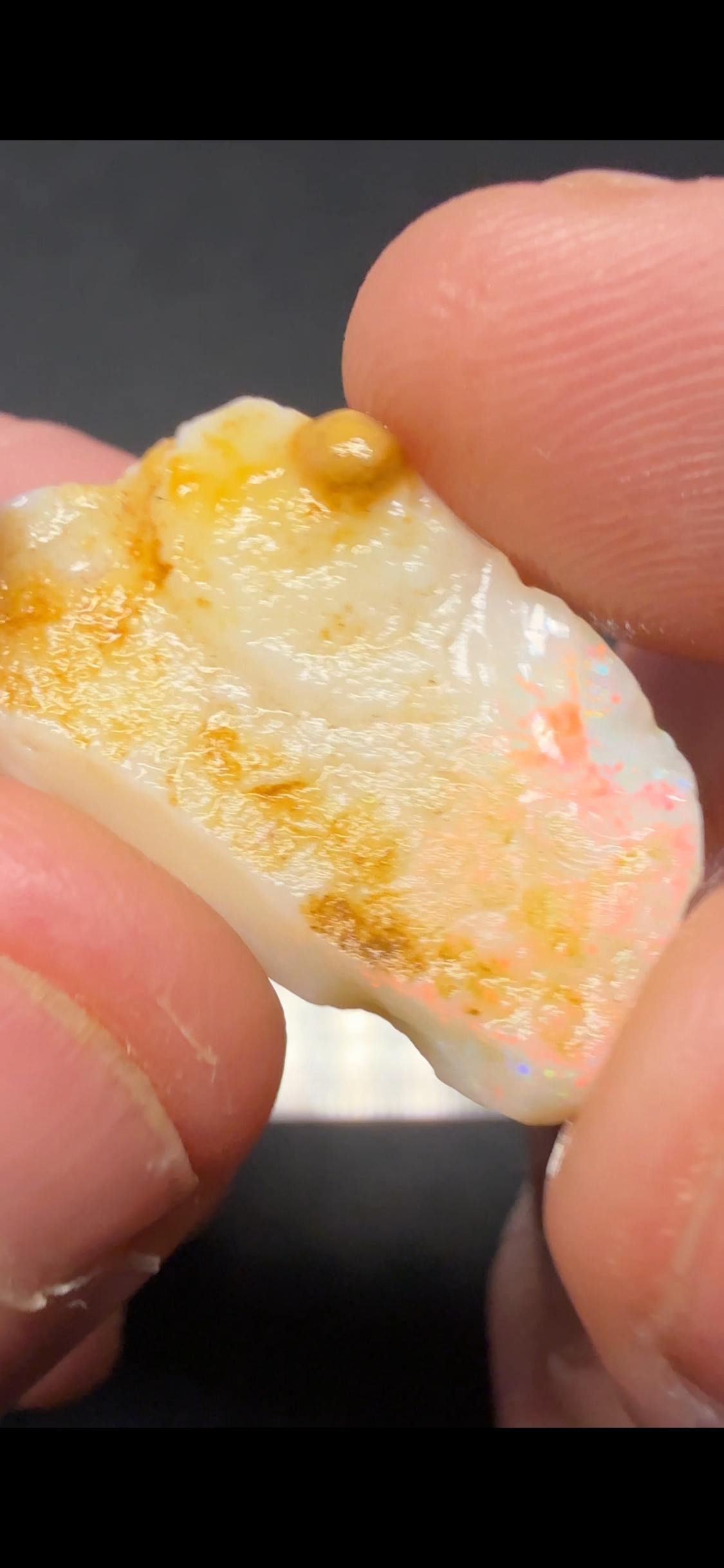 RED FLASHES SINGLE STONE ROUGH 17.9CTS ZHP11