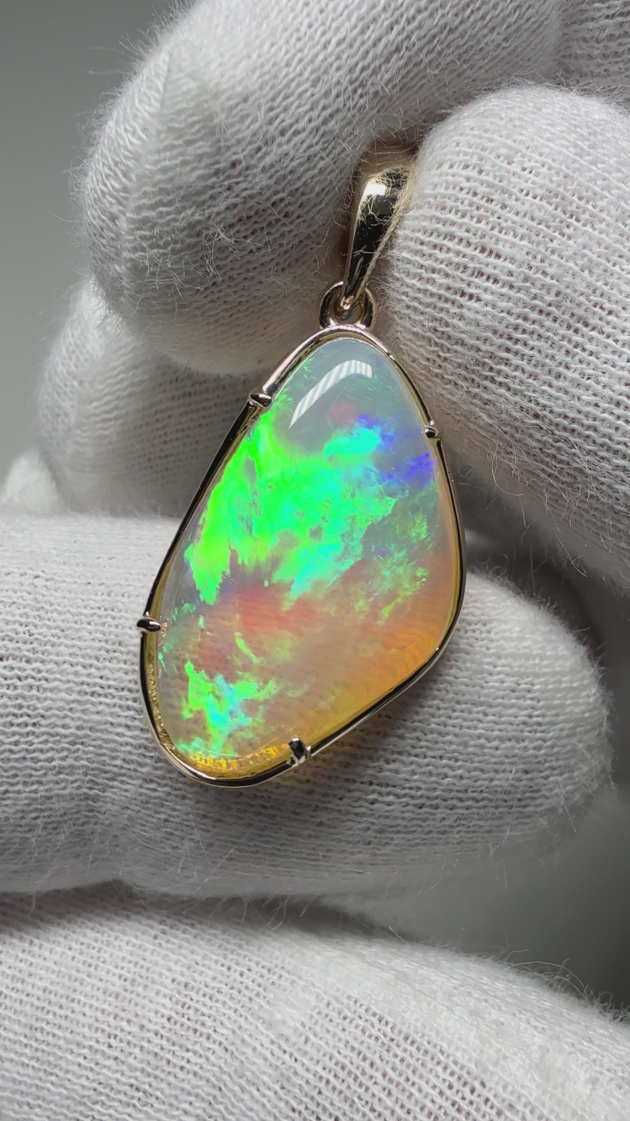 Gold pendant GP1