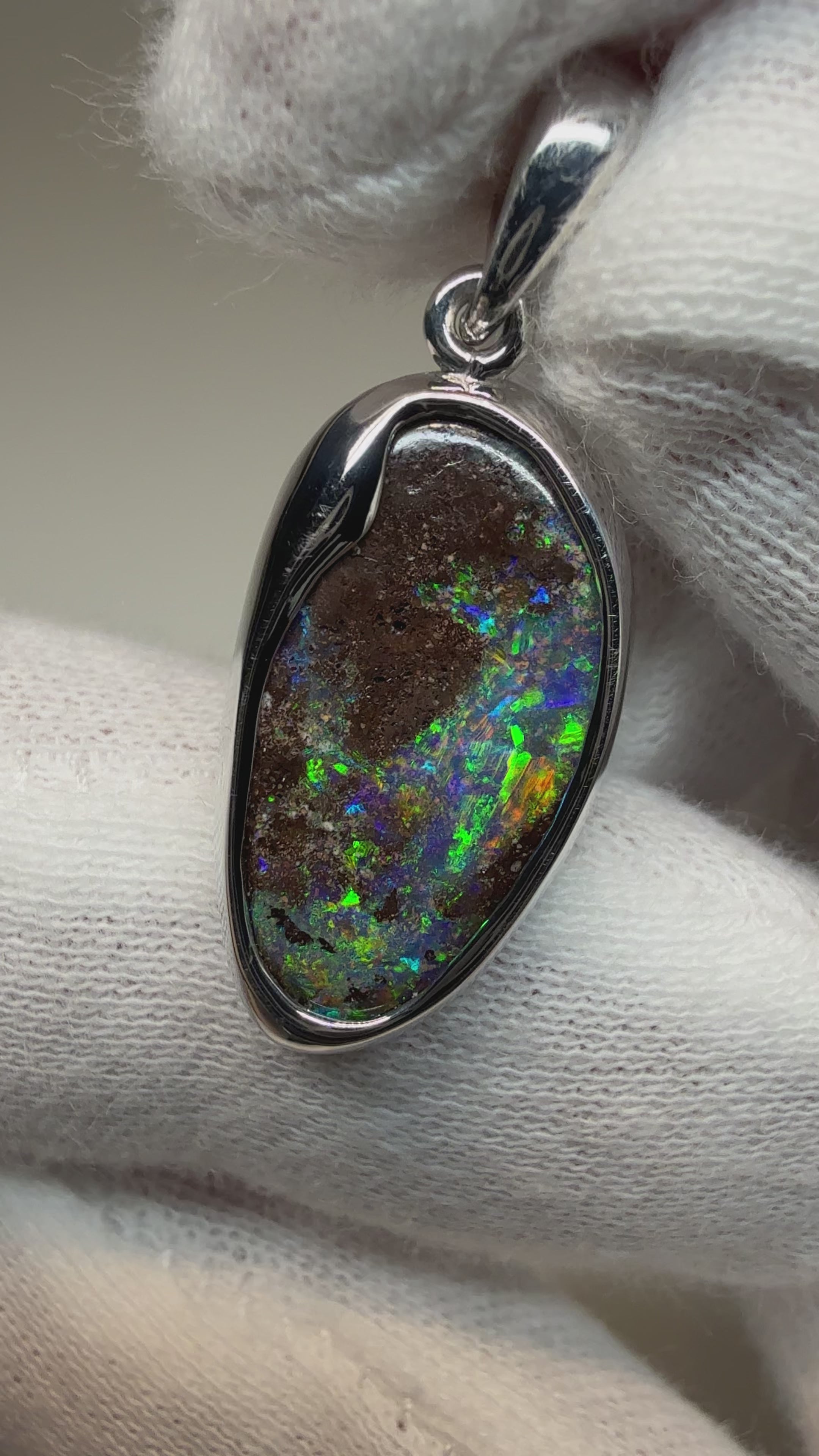Boulder pendant BP22