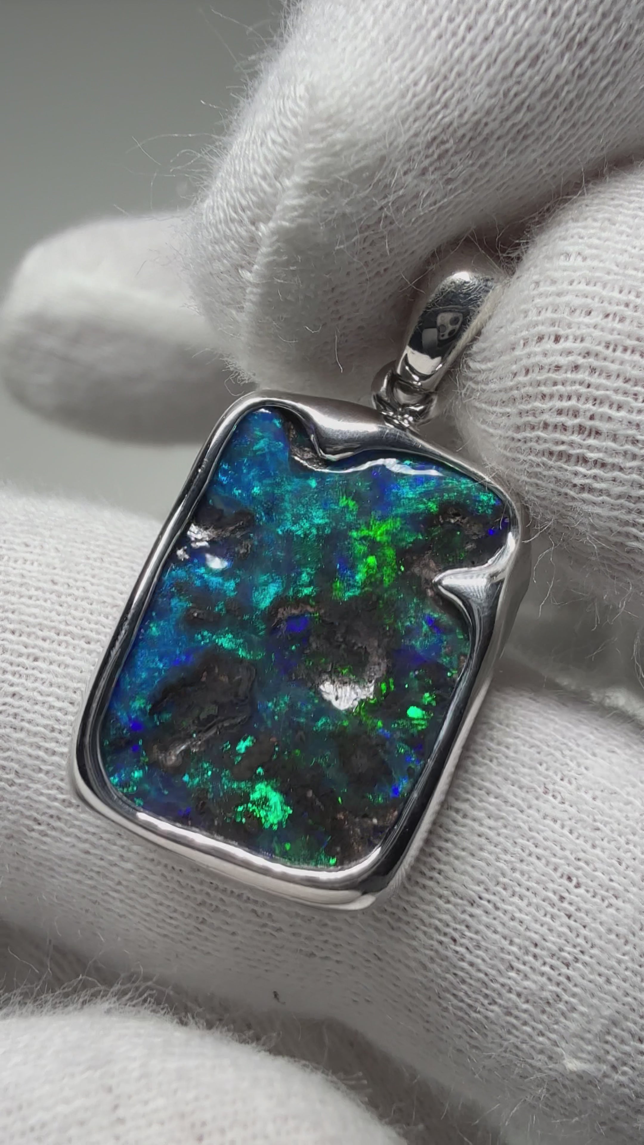 Boulder pendant BP18