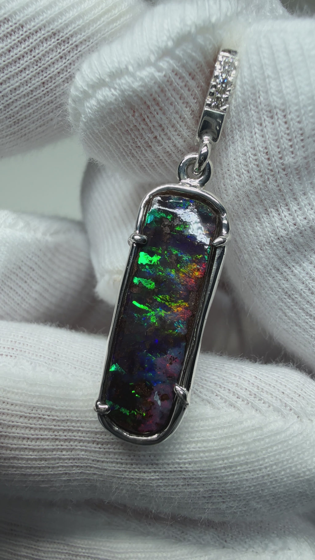 BOULDER PENDANT B11