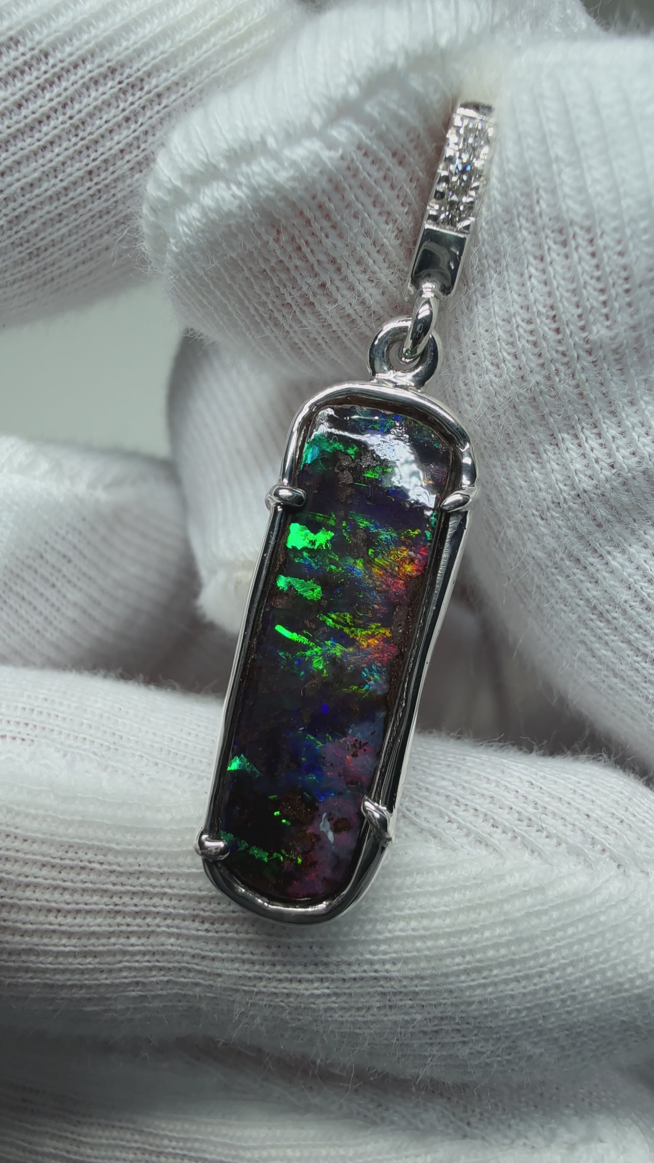 BOLDER PENDANT