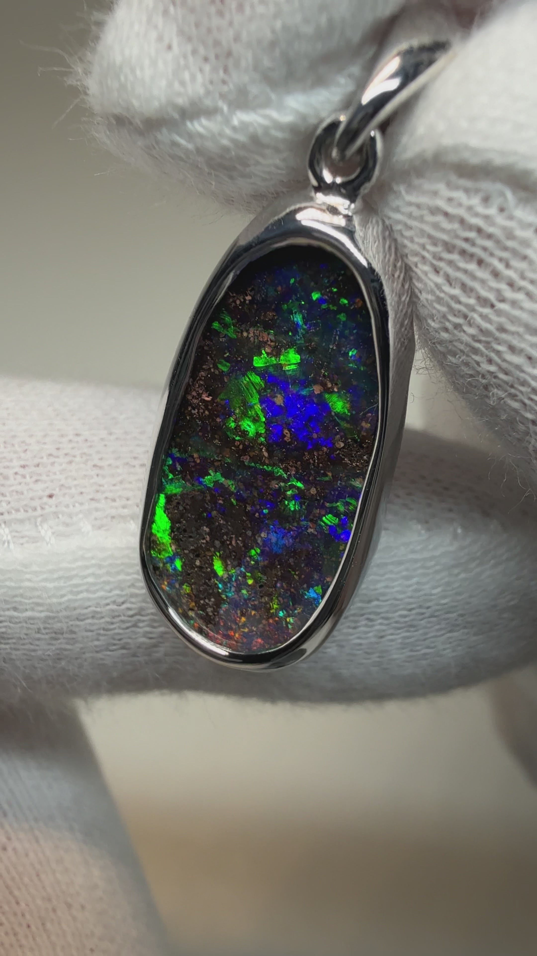 Boulder Pendant BP24