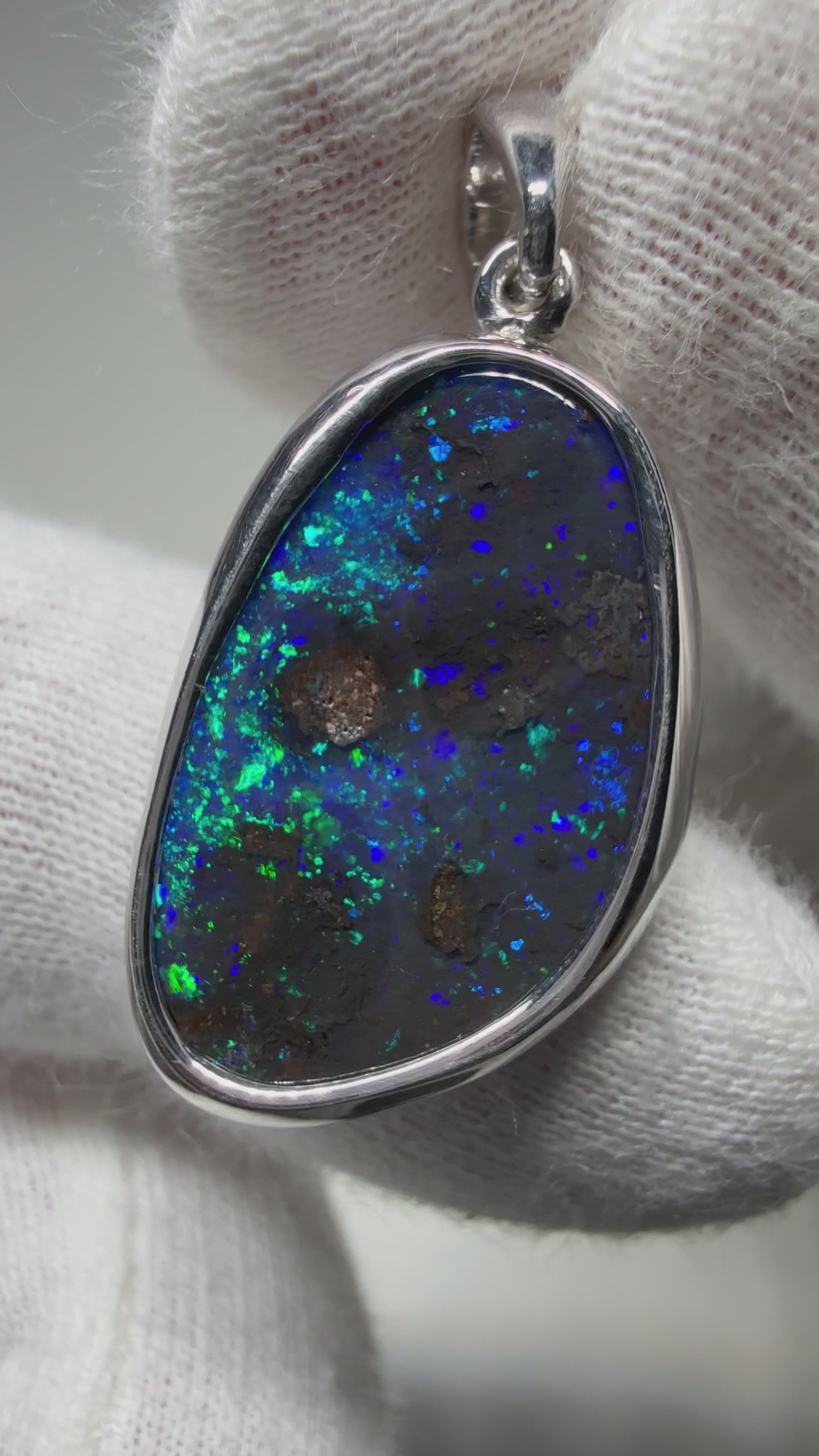 Boulder Pendant BP19