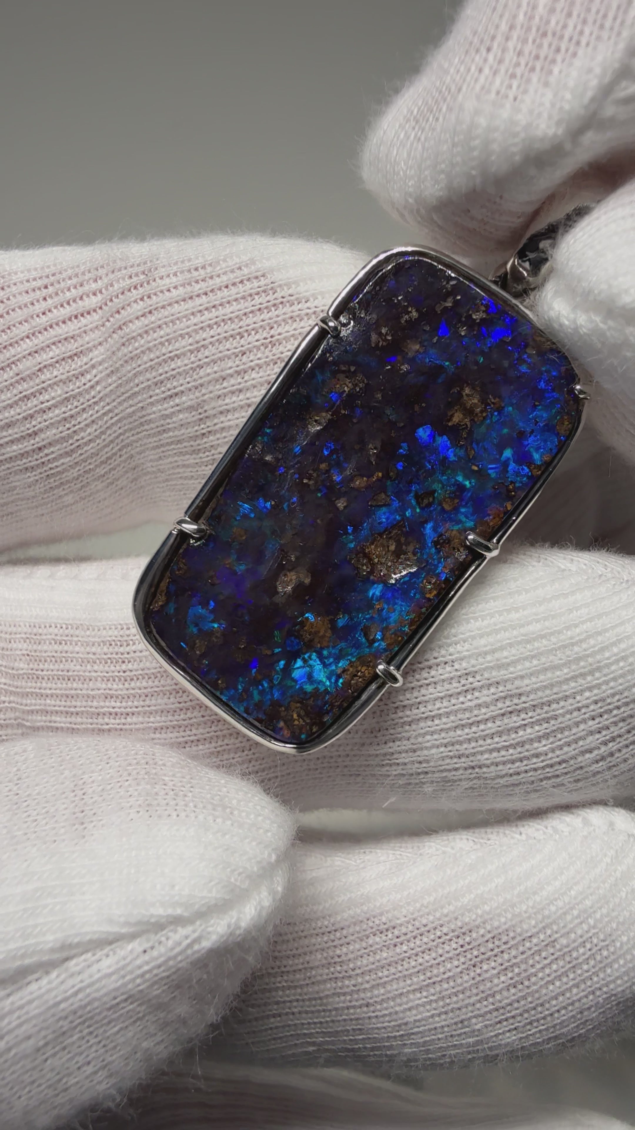 BOLDER PENDANT
