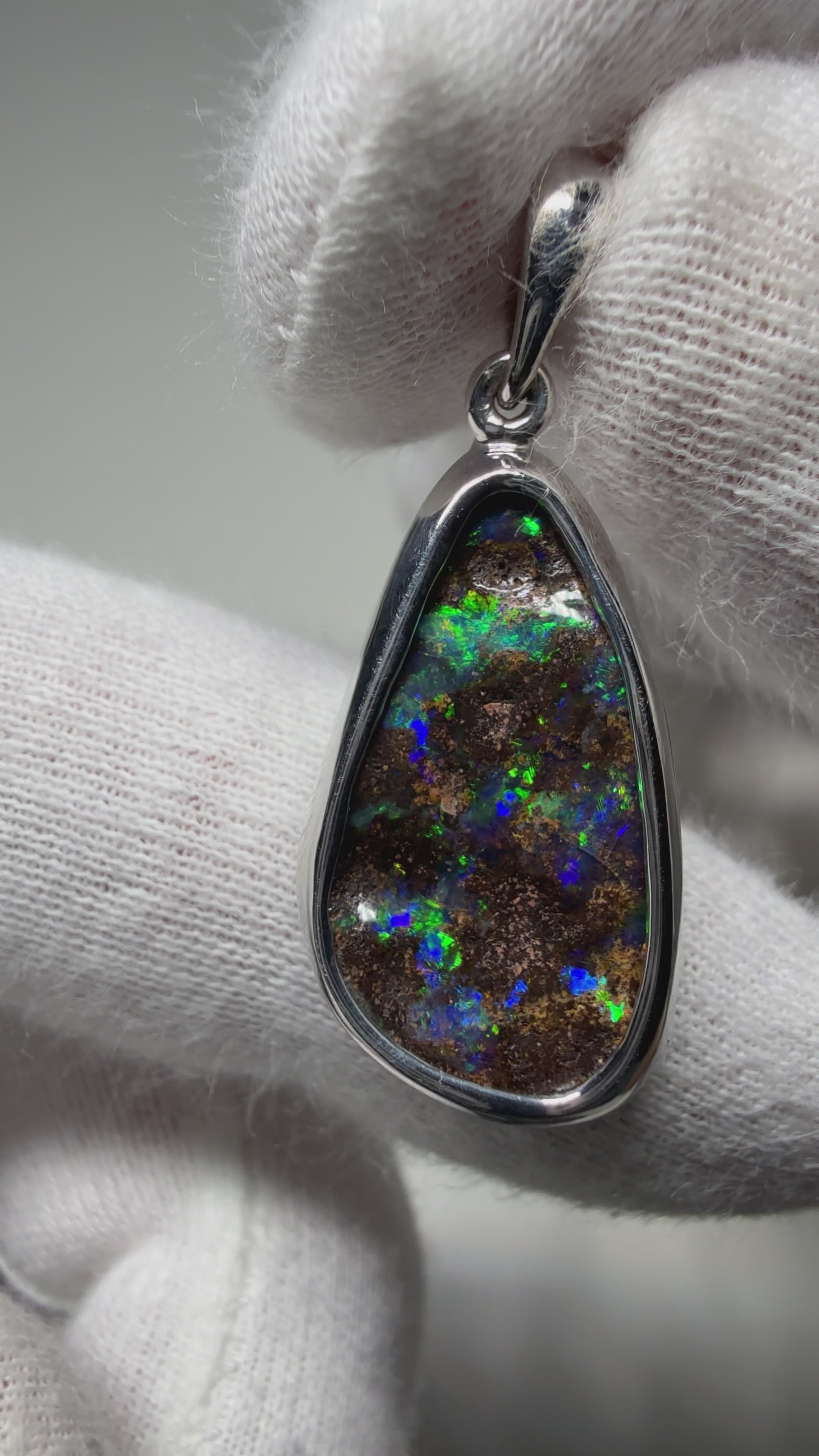 BOULDER PENDANT BP25